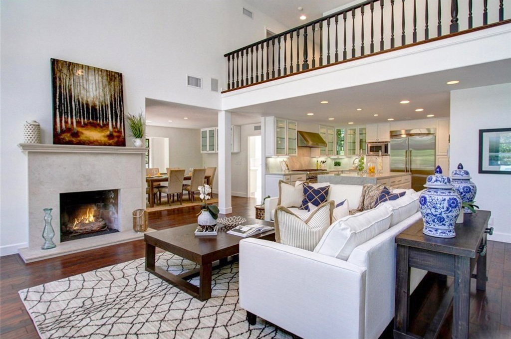 Grand Traditional living room